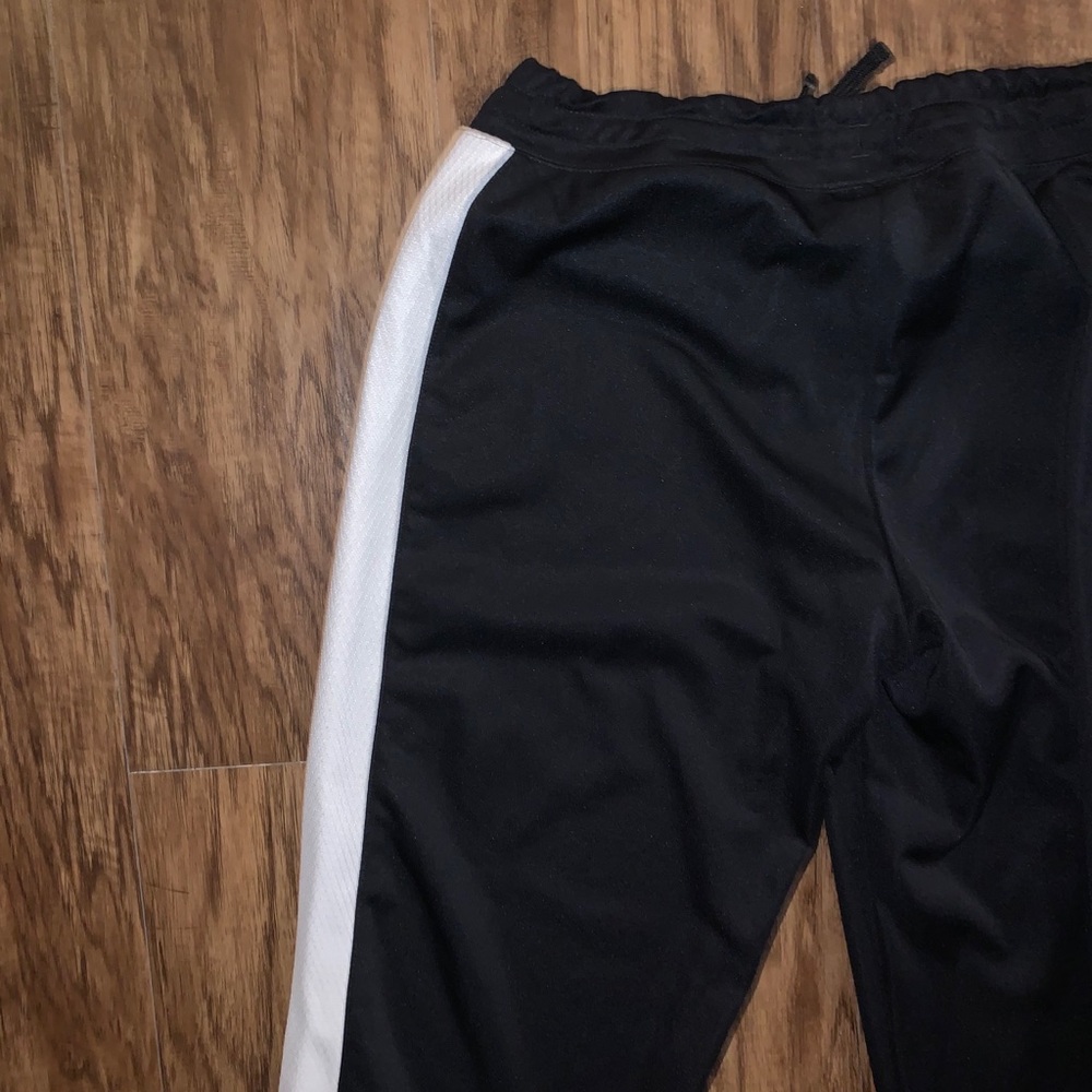 Reebok Womens Black & White shorts - Picture 6 of 8